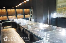 玻璃展柜的保养技巧