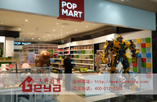 POP MART创意礼品展柜-传递美好与温度